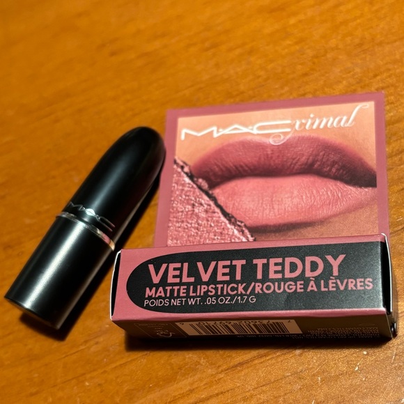 MAC Matte Lipstick Velvet Teddy - Picture 3 of 16